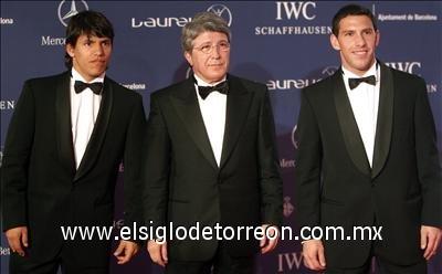 El presidente del Atlético de Madrid, Enrique Cerezo (centro), junto a los futbolistas argentinos, Sergio Kun Agüero (Izq.) y Maxi Rodríguez.