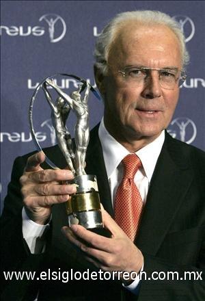 Ex futbolista alemán Franz Beckenbauer posa con el trofeo a la Trayectoria Deportiva.