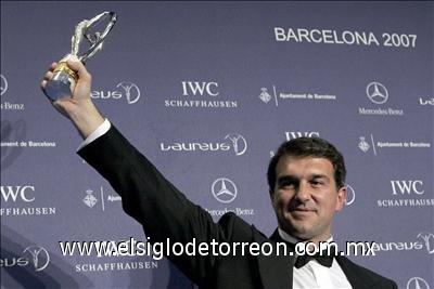 Presidente del F.C. Barcelona, Joan Laporta, levanta el trofeo al Mejor Espiritu Deportivo.