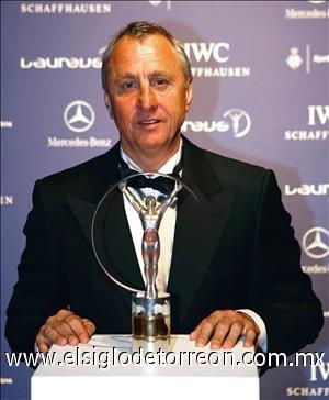 Ex entrenador del FC Barcelona Johan Cruyff posa con un trofeo.