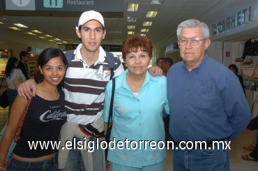 01042007
Enrique, Silvia Reyes y Enrique Reyes E. viajaron a San Diego, los despidió Angélica Alvarado