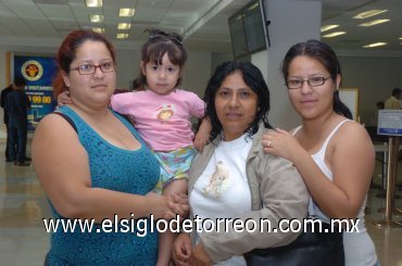 02042007
María Dolores Zavala viajó  a los Angeles, la despidieron Isela Yemi y Anelí Rodríguez