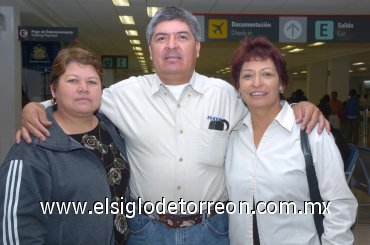 03042007
Manuel e Irma Pérez y Socorro Alonso arribaron a Torreón procedentes de la Ciudad de México