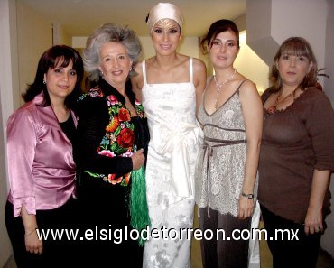 01042007
Irma Sosa, la diseñadora de modas María Luisa Chávez, Sarita Gil y Mónica Cueto