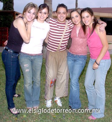 01042007
Pedro Franco festejó como El Chavo junto a Karina, Isabel y Lorena