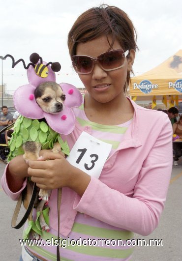 02042007
Cinthia Lamas con su perrita tomasita vestida de florecita