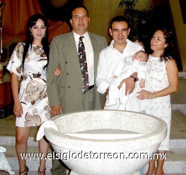 02042007
El festejado junto a su madrina Paola Rauda, su papá Daniel Rauda  y sus abuelitos Jesús y blanca Rauda