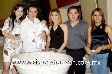 02042007
El pequeño Jamil Santiago Rauda junto a sus padres, Daniel y Laura Rauda y sus Padrinos, Paola Rauda, Alejandro Méndez y Lorena Torres