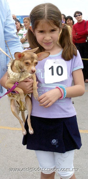 02042007
Perla Valeria Esquivel con su perrito peque, vestido de ángel dorado