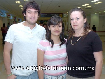 04042007
Mario y Laura Saltijeral y Laura de Saltijeral viajaron a la Ciudad de México.