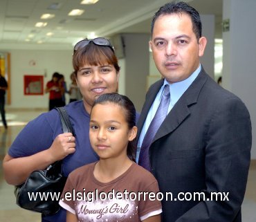 05042007
A Los Cabos viajó Noel Mata, lo despidieron Lourdes Zapata y Ana Karen Mata.