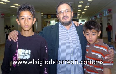 05042007
Jorge Mario Torres viajó al DF, lo espidieron Sebastián y Jorge Torres.