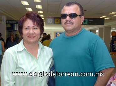 06042007
Amanda Ramos y Carlos Quiroz viajaron con destino a la Ciudad de México.