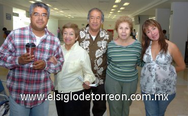 06042007
Luz Albarrán viajó al DF, la despidieron Ruperto, Hortensia, Rosario y Víctor Albarrán.