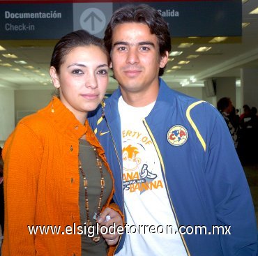 06042007
Rocío de los Santos y Cristian Muñoz viajaron con destino a Ensenada.