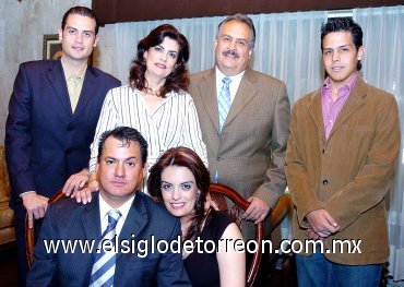 06042007
Julieta Alarcón y Saúl Padilla disfrutaron de un festejo con motivo de su próxima boda. Los acompañan en la fotografía los papás de ella, Alfredo y María del Carmen Alarcón y sus hermanos, Alfredo y Gustavo Alarcón.