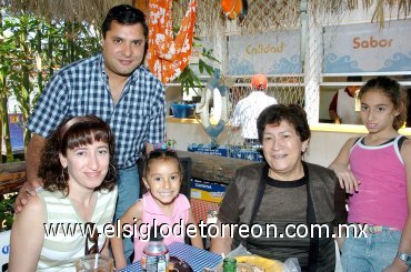 07042007
Juana María Enríquez con sus hijos Ricardo y Pily Castro y sus nietas Ana Victoria y Ana Cristina Castro.jpg