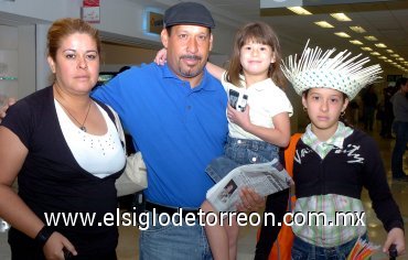 08042007
Antonio Guerrero, Susana Velázquez, Andrea y Sofía Guerrero llegaron de Veracruz.