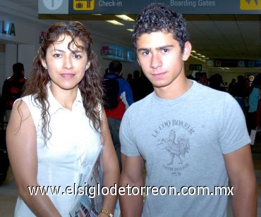 08042007
Raúl Maldonado viajó a Los Cabos, lo despidió Beatriz Maldonado.