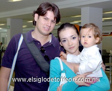 09042007
Alberto Salgado, Nidia Serna y Andrea Salgado viajaron a Veracruz