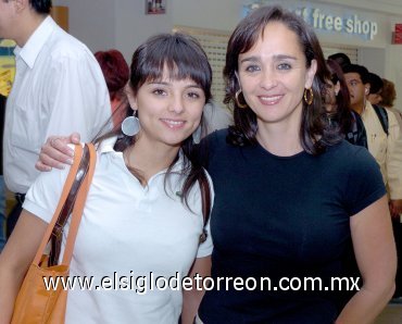 10042007
Bárbara Garza  arribó a la Laguna procedente de Chile y la recibió María Nahle