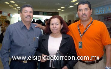 11042007
Yolanda Ramírez viajó a los Ángeles, la despidieron Baltazar Ramírez y Jorge Rodríguez