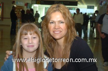 12042007
Paola Berlanga viajó al DF, la despidió Susana de Berlanga