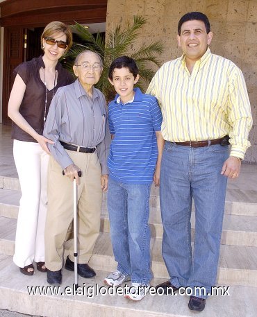 11042007
Rocío Pérez, don Juan Rodríguez de laToba, Jorge Pérez y Jordi Pérez