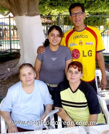 12042007
Antonia Cota, Lourdes Miranda, Karina y Alejandro Alonso