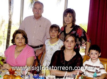 12042007
Carmen de García, Karla García, Enrique Casillas, Héctor García, Ana Sofi Salas y Mayra García.jpg