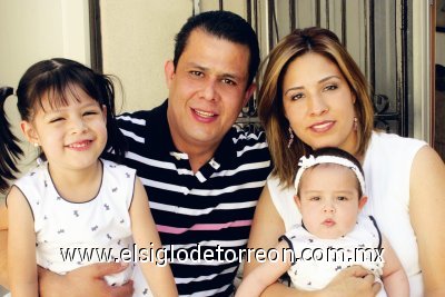 Carlos Arratia y Blanca de Arratia, con sus hijas Renata y Regina.