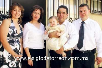 Natalia Garrido Abularach junto a sus papás Cynthia Abularach de Garrido, Omar Garrido y sus padrinos Cristina Zarzar de Abularach y Jorge Abularach Lugo.