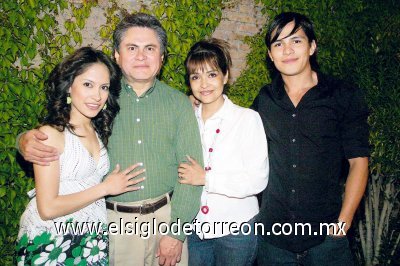 Se festeja con su familia
Lilia Reyes Arroyo, Heriberto Reyes, Mayela Arroyo de Reyes y Heriberto Reyes Arroyo