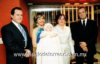 El pequeño junto a sus padres Eduardo Fernández Eloseguí y Alejandra Bitar de Fernández, así como sus padrinos Fernando Izaguirre y Alejandra Alatorre de Izaguirre.