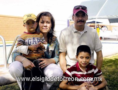 Doble celebración
Carlos y Arlet Oliveros junto a sus hijos Juan Carlos y Sebastián Oliveros Ortiz