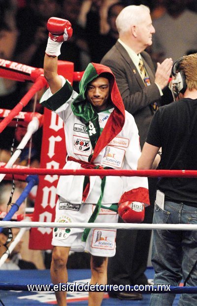 Con una gran demostración de boxeo, Mijares superó por decisión unánime al 'Travieso' Arce en la semifinal de la función 'Fuego de Gloria' en el Alamodome de esta ciudad, para refrendar el cinturón verde y oro del Consejo Mundial de Boxeo, ante un lleno en el Alamodome, de esta ciudad.