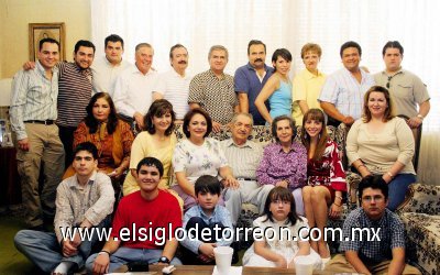 Festeja sus 90 años 
Jesús Salcido Lozano, con su esposa María Teresa Esparza de Salcido, sus hijos María Teresa, María Isabel, Gerardo, María Mayela, Ignacio y María de Lourdes, sus hijos políticos Rogelio Gaytán, Ángel Loaeza y Perla Matías, y sus nietos María Isabel, Alberto, Jesús Javier, Natalia, Carlos Alfonso, Guillermo, Francisco, Alejandro, Gerardo, Ricardo y Sofía.