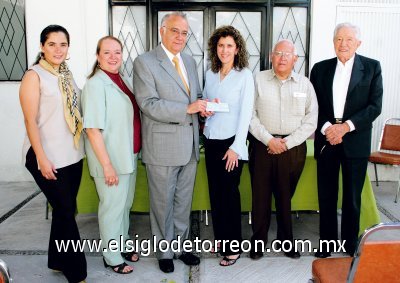 Recibe donativo 
Rosalía Badillo Vega, Nancy Lozano de Jalife, Enrique González Torres, S.J., Palmira Viñas de Martín, Carlos Ramos Hernández y Alberto Franco Sarmiento.