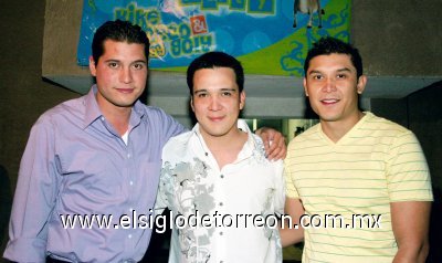 Cumpleaños al triple
Eduardo Sifuentes, Alejandro Almaraz y Enrique Cervantes