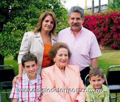 La festejada junto a Cecilia Estrada de Pérez, Salvador Pérez, Salvador y Alfredo Pérez Estrada.