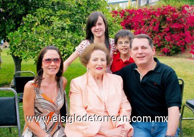 Ilse y Daniel Estrada Lechuga, Analú Lechuga de Estrada y Gerardo Estrada Attolini junto a la festejada.