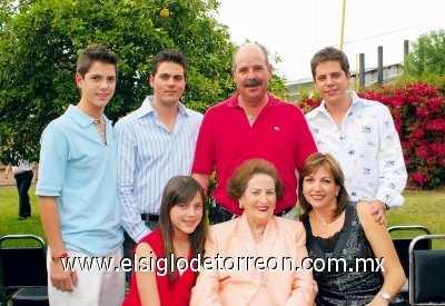 La festejada junto a su hija Claudia Estrada de Gómez, su yerno José Luis Gómez y sus nietos José, Ángel, Juan Pablo y Ana Claudia Gómez Estrada.