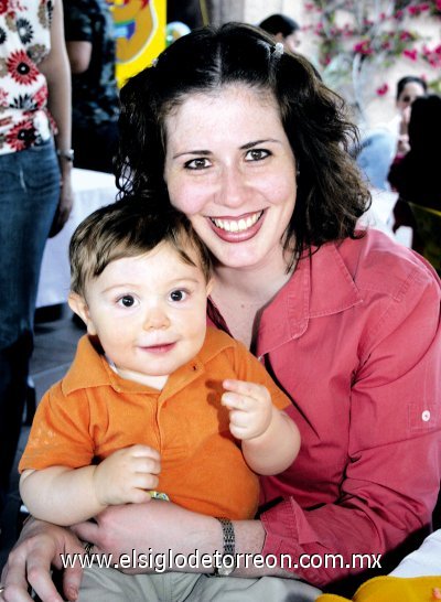 Elizabeth de Braña con su hijo Mateo.