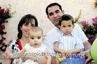 Lizette Aguinaga de Helguera y Ramón Helguera con sus hijos Sofía y Santiago Helguera Aguinaga.