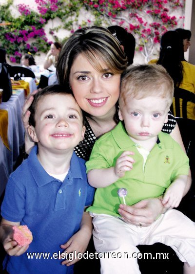 Jackie de Molina con Beto y Mateo.