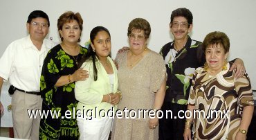 14042007
María del Carmen en compañía de Jorge Espinoza, Conchita Alba de Espinoza, Ilse Espinoza Artea, Victor Mejía y Lupita Artea de Espinoza