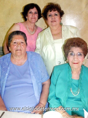 15042007
Aurora del Carmen Echalaz Guevara junto a sus primas Juana María Martínez de Saldaña y Amabilia Romero de Gutiérrez y su cuñada Sabina Montenegro de Echalaz, en su fiesta de cumpleaños