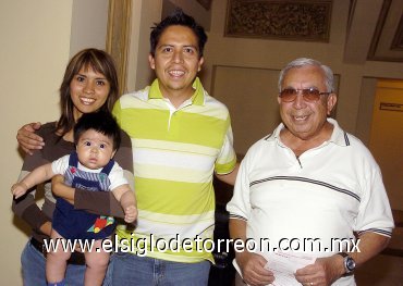 15042007
Brenda Badillo, Francisco d los Ríos, Francisco de los Ríos P. y Francisco de los Ríos H.