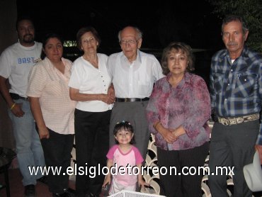 15042007
Don Manuel Pineda junto a su esposa Celia Vargas de Pineda y sus sobrinos Omar Muñoz, Claudia Máynez, Amalia R. de Muñoz, José María Muñoz Allende y Valeria Cabrales