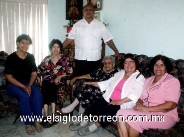 15042007
Juanita Andrade junto a María Hidrogo, María Elena, María, Nina y RamónHidrogo Gutierrez en su fiesta